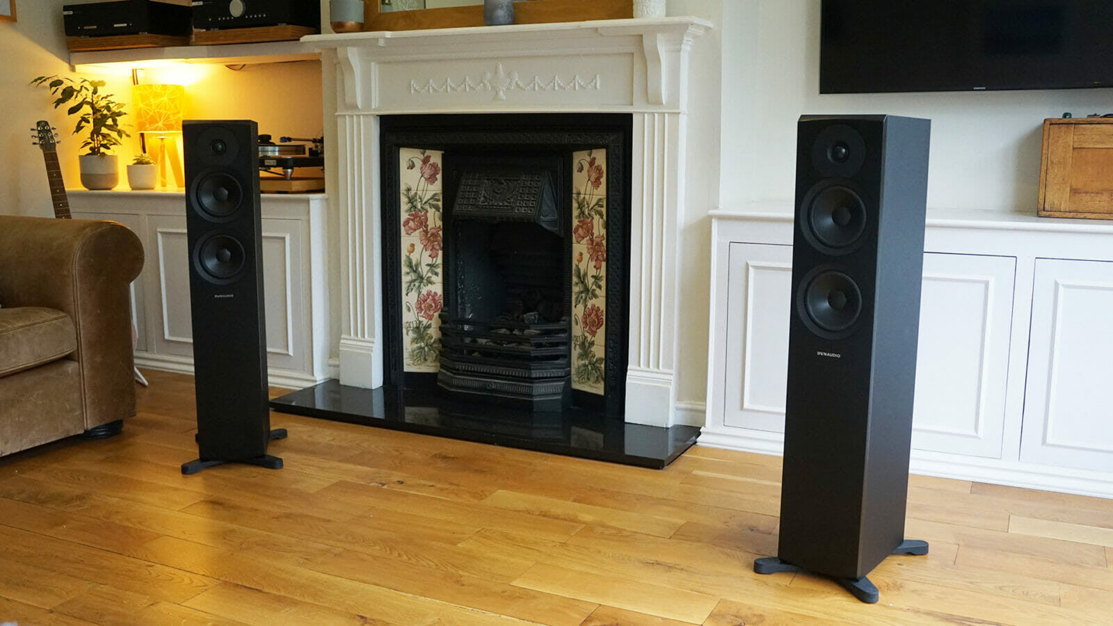 Emit 30 Par de bocinas de repisa 2 vias | Dynaudio