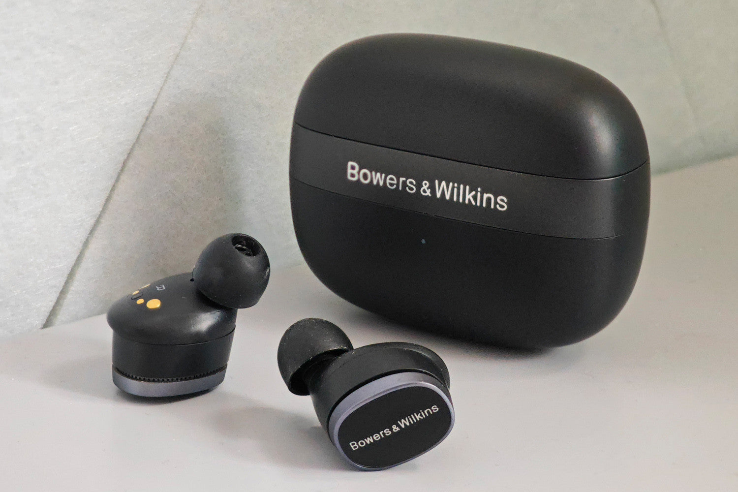 Pi8 Audifonos inalámbricos con cancelación de ruido y DAC  | Bowers & Wilkins