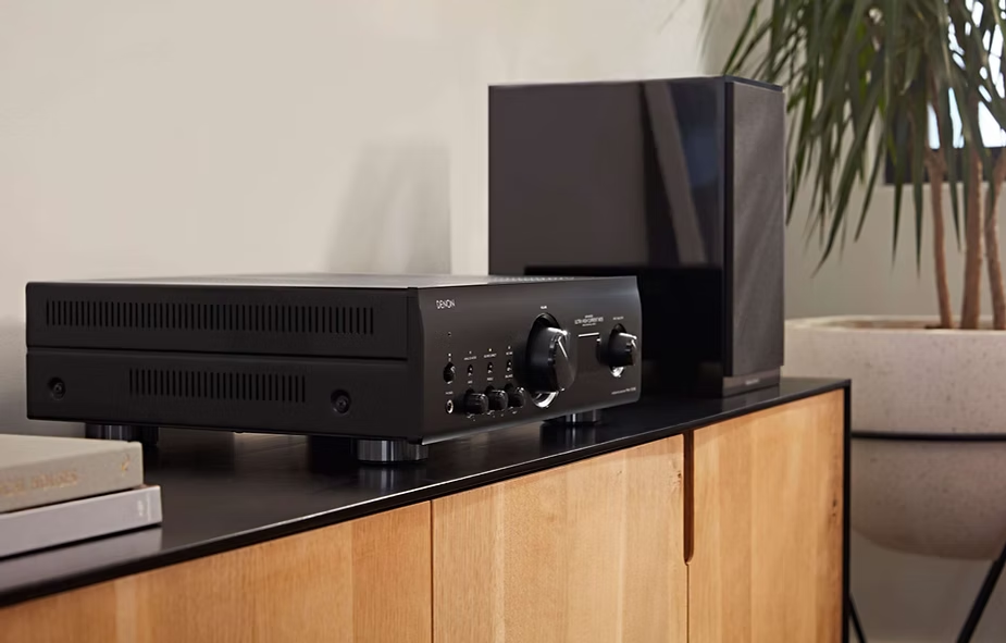 ¿Qué factores debo considerar al elegir un amplificador para mi sistema de audio?