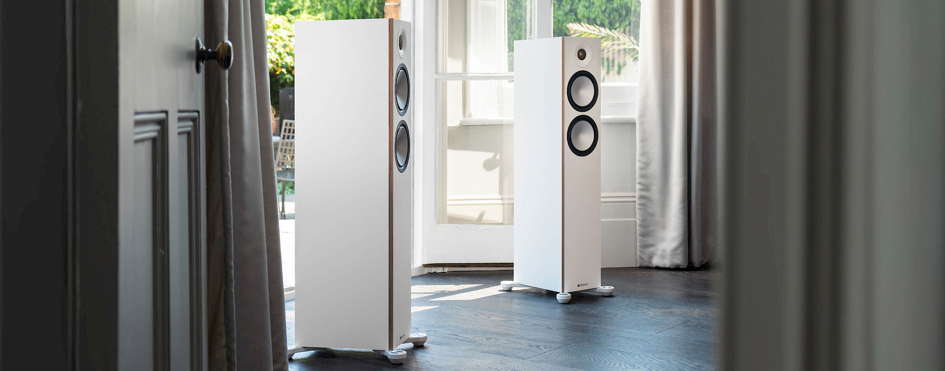 Monitor Audio Bronze 300 7G | Bocinas de Torre 2.5 Vías con C‑CAM y Graves Impactantes | Sonido Imponente y Precisión Británica | JMI Audio