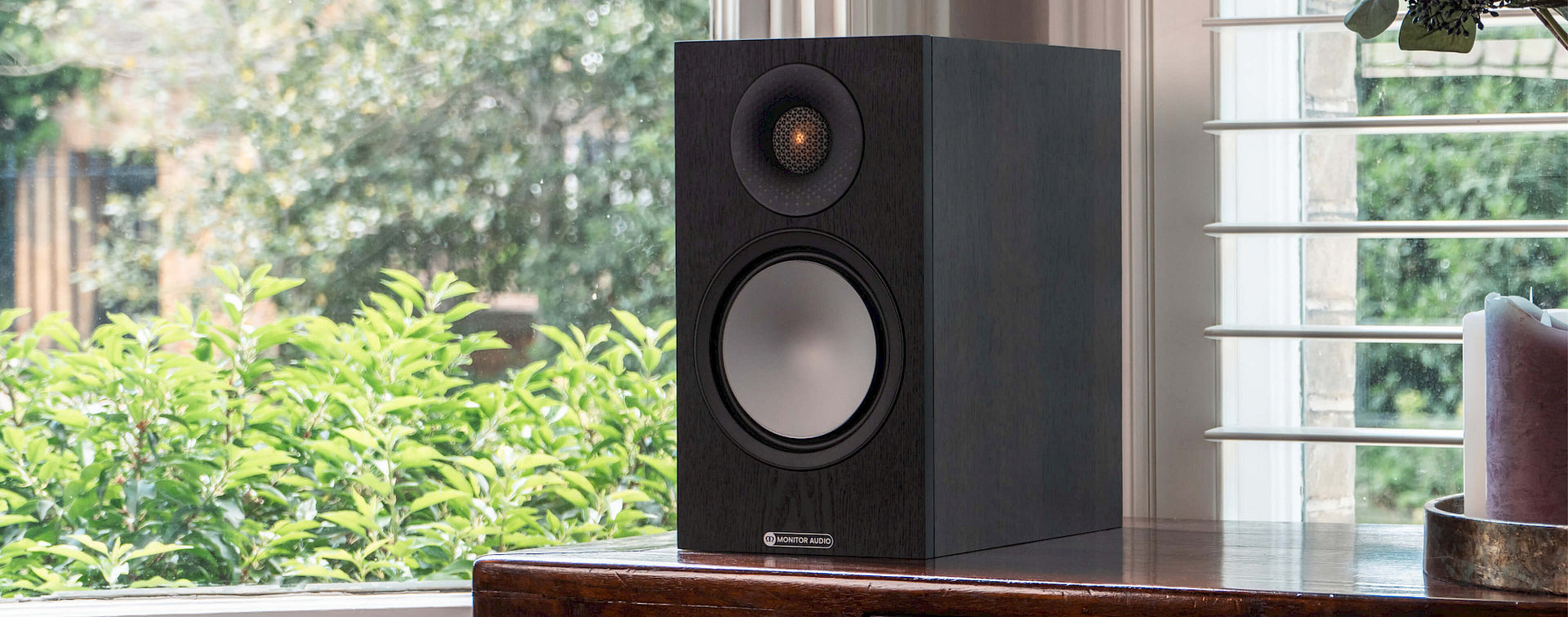 Monitor Audio Bronze 50 7G | Bocinas de Repisa Compactas 2 Vías con Tecnología C-CAM | Sonido Potente en Formato Minimalista | JMI Audio
