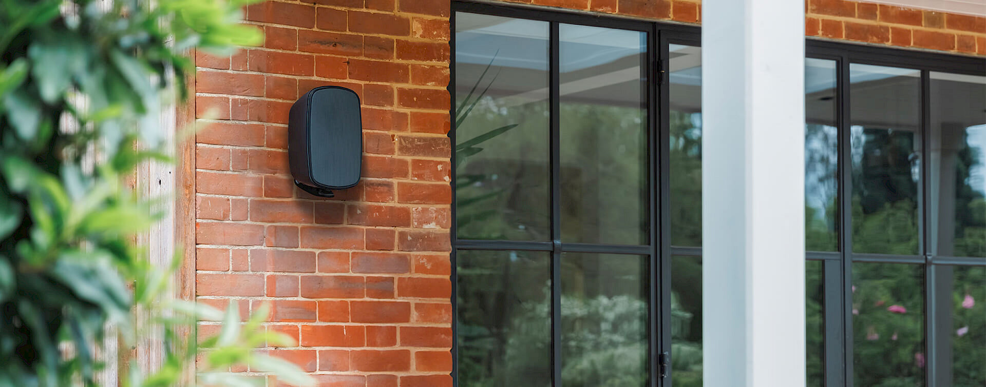 Monitor Audio CL2 S | Par de Bocinas de Exterior Todo Clima 2 Vías | Sonido Premium Resistente a la Intemperie | JMI Audio