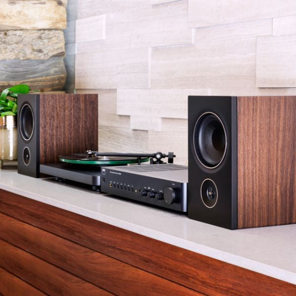 Alpha P5 Par de bocinas de repisa | PSB Speakers