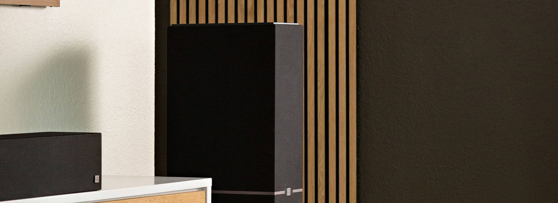 Dymension DM60 Par de torres con subwoofer integrado | Definitive Technology