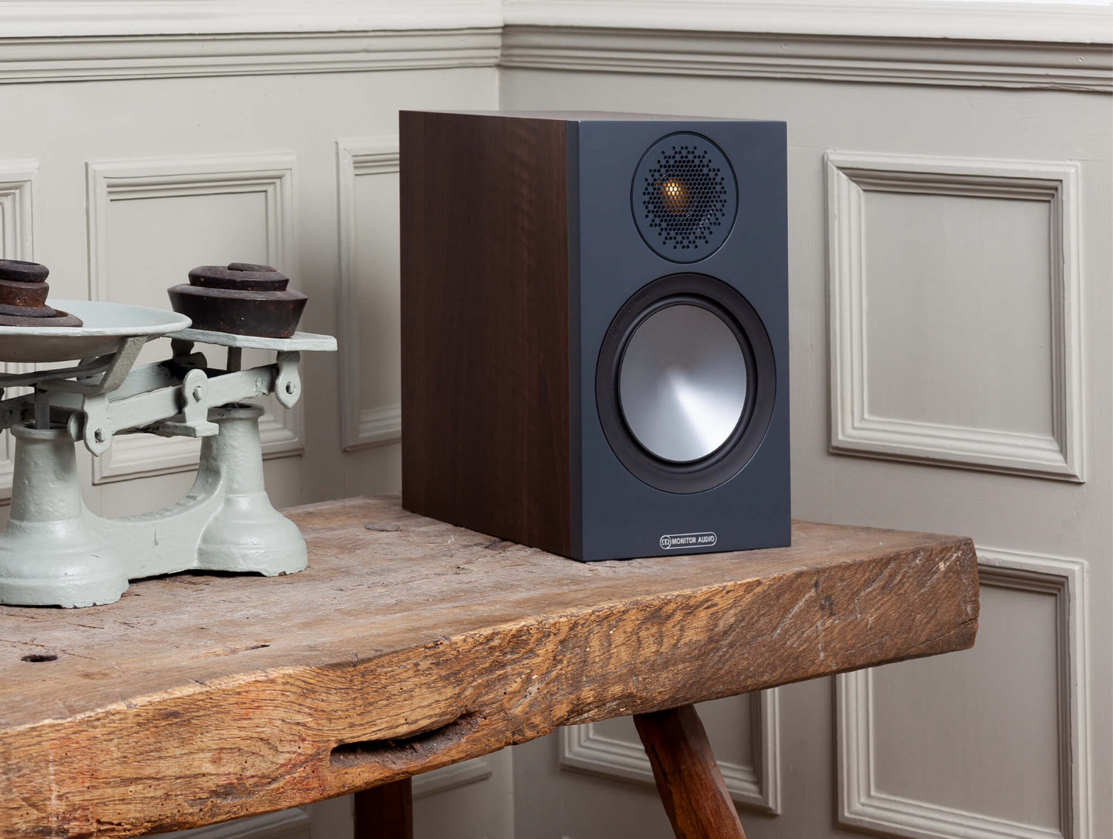 Bronze 50 Par bocinas de repisa para espacios reducidos | Monitor Audio